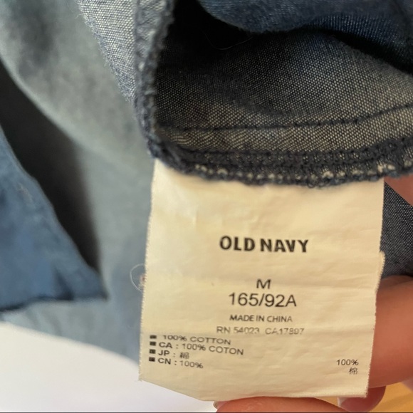 Old Navy Ombrè Denim Button Up Shirt Size Medium - Picture 5 of 5